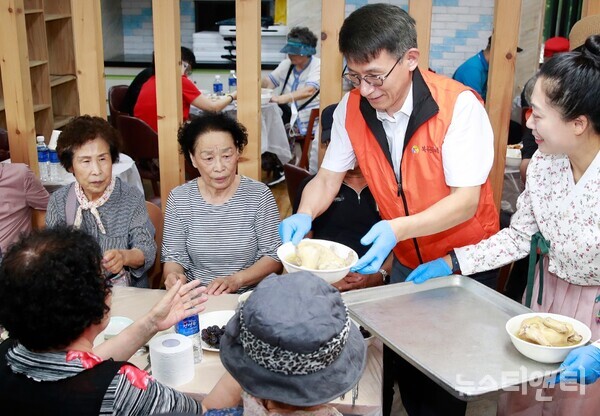 대전 서구 복지만두레 운영협의회는 6일 갈마동 평안교회에서 지역 어르신 200여 명을 모시고 삼계탕 나눔 행사를 개최했다.