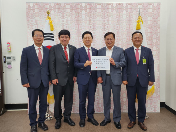 국민의힘 대전시당은 6일 이은권 대전시당위원장을 비롯하여 윤창현 동구 당협위원장·조수연 서구갑 당협위원장·양홍규 서구을 당협위원장이 국민의힘 김기현 당 대표를 방문하여 대전시의회가 의결한 국회의원 지역선거구 증설 촉구 건의안을 전달하고, 중앙당의 적극적인 지원과 관심을 요청했다고 밝혔다(사진 왼쪽부터 양홍규 서구을 당협위원장, 윤창현 동구 당협위원장, 김기현 당 대표, 이은권 대전시당위원장, 조수연 서구갑 당협위원장). / 국민의힘 대전시당 제공