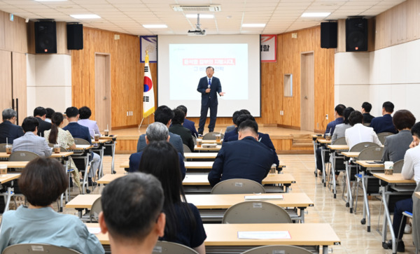 대전시자치구의회의장협의회는 7일 대전평생교육진흥원 컨퍼런스홀에서 이정현 지방시대위원회 부위원장을 초청하여 '지방자치분권 및 지역균형발전에 관한 특별법' 제정에 따른 설명회를 개최했다고 밝혔다. / 대전 중구의회 제공