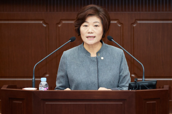 대전 서구의회는 7일 더불어민주당 신진미 의원과 국민의힘 서지원 의원 제278회 임시회 제1차 본회의에서 공동발의로 은둔형 외톨이에 대한 지원방안 마련을 건의한 가운데, 신진미 의원이 건의안에 대해 설명하고 있다. / 대전 서구의회 제공