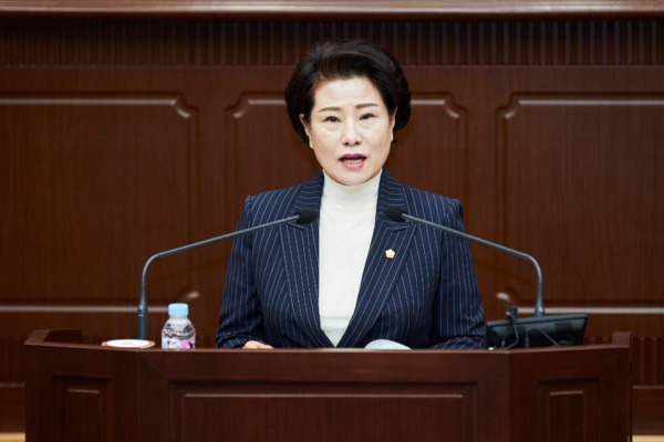 대전 서구의회는 지난 7일 더불어민주당 최미자 의원이 제278회 임시회 제1차 본회의에서 교통 혼잡 해소와 대중교통의 이용 활성화를 위해 도입된 가로변 버스전용차로에 대한 개선을 촉구했다고 밝혔다. / 대전 서구의회 제공