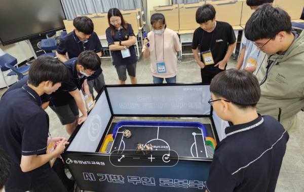 충남교육청은 9일 선문대학교와 함께 도내 초·중·고 학생동아리 177팀(726명)과 지도교사·보호자 1,000여 명이 참여한 가운데 '2023 인공지능 로봇 끝장 개발(해커톤) 한마당'을 개최했다고 밝혔다. 사진은 인공지능 무인 로봇 축구경기 모습 / 충남교육청 제공