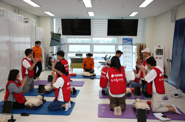 국민의힘 대전시당 누리봉사단은 13일 대전동부소방서를 찾아 응급처치 심폐소생술 교육을 받았다고 밝혔다. / 국민의힘 대전시당 제공