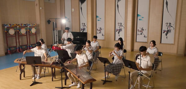 진도 국악고등학교 학생들이 전국체육대회 시상곡을 연주하고 있다../전남도교육청
