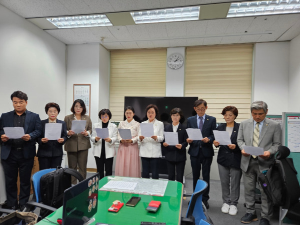 대전 서구의회 더불어민주당 소속 의원들은 14일 오후 2시 대전시의회 기자실을 방문하여 '벌금 500만원으로 살아남은 서철모, 구민 판결에 살아남으려면 진심으로 사과하고 변화된 모습 보여라!'라는 제목의 입장문을 발표한 가운데, 전명자 의장이 입장문을 낭독하고 있다. / 서다운 서구의원 제공