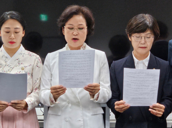 대전 서구의회 더불어민주당 소속 의원들은 14일 오후 2시 대전시의회 기자실을 방문하여 '벌금 500만원으로 살아남은 서철모, 구민 판결에 살아남으려면 진심으로 사과하고 변화된 모습 보여라!'라는 제목의 입장문을 발표한 가운데, 전명자 의장이 입장문을 낭독하고 있다(사진 왼쪽부터 서다운 의원, 전명자 의장, 신혜영 의원). / 서다운 서구의원 제공