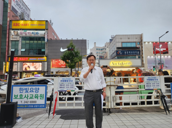 국민의힘 대전시당은 지난 14일 오후 6시 중구 으능정이 거리에서 김만배·신학림 허위 인터뷰 사건 등 대선공작 의혹 규탄대회를 진행한 가운데, 이은권 대전시당위원장이 연설을 하고 있다. / 국민의힘 대전시당 제공