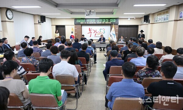 최민호 세종시장이 15일 부강면에서 ‘시민과의 대화’를 진행하고 있다.