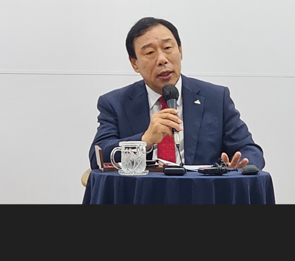 최민호 세종시장이 18일 오전 10시 시청 정음실에서 기자간담회를 개최하고, 국가 양자산업 생태계 조성을 위한 세종시의 비전과 역할에 대해 발표하고 있다. / ⓒ 뉴스티앤티