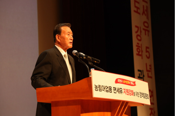 국민의힘 홍문표 의원은 19일 충남문예회관에서 현행 농어촌 정책 중 농어민들에게 가장 큰 세금 감면 혜택이 주어지는 면세유 5년 연장을 위한 정책토론회를 천여 명이 넘는 농어민들이 참석한 가운데 성황리에 개최했다. 사진은 인사말을 하는 홍문표 의원 / 홍문표 의원 제공