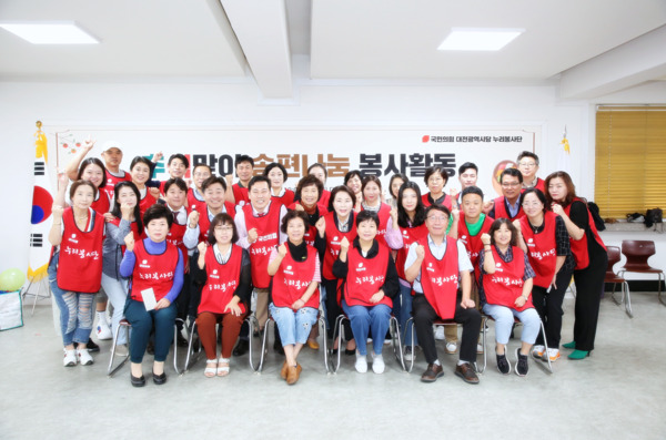 국민의힘 대전시당 누리봉사단은 21일 시당 3층에서 민족 최대의 명절 한가위를 맞아 이웃과 나눌 송편을 빚는 봉사에 나섰다고 밝혔다. / 국민의힘 대전시당 제공