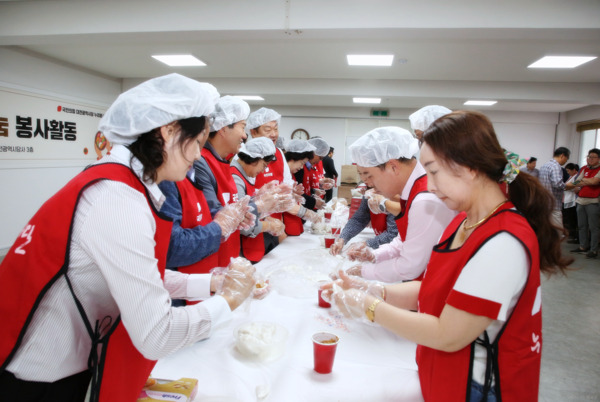 국민의힘 대전시당 누리봉사단은 21일 시당 3층에서 민족 최대의 명절 한가위를 맞아 이웃과 나눌 송편을 빚는 봉사에 나섰다고 밝혔다. / 국민의힘 대전시당 제공