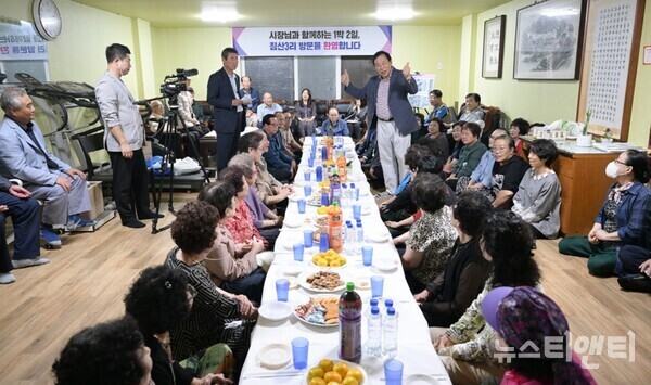 최민호 세종시장(오른쪽)이 22일 조치원읍 침산3리에서 ‘시장과 함께하는 1박 2일’ 행사를 열고 주민들과 소통하고 있다.