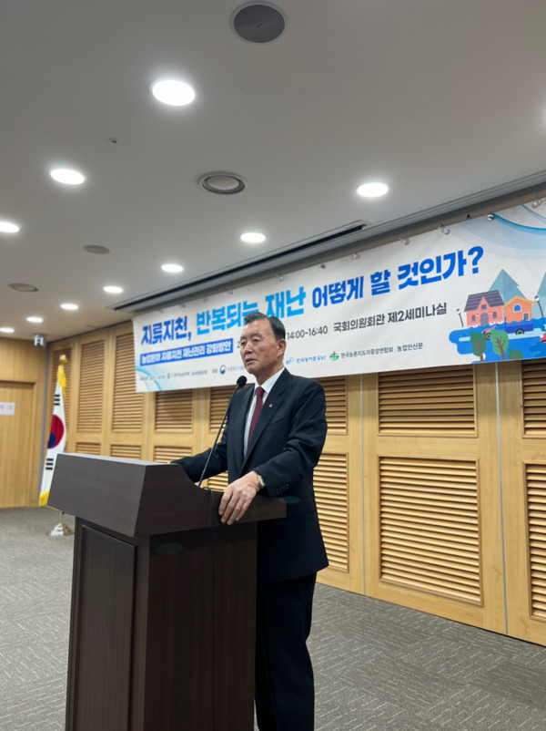 국민의힘 홍문표 의원은 26일 국회 의원회관 제2세미나실에서 농업분야 지류지천에 대한 재난관리 강화 방안 마련을 위한 토론회를 개최한 가운데, 홍문표 의원이 인사말을 하고 있다. / 홍문표 의원 제공