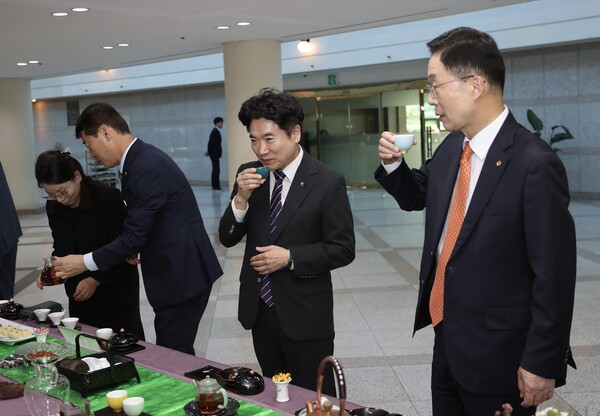 임종식 경북교육감(맨 오른쪽)과 김대중 전남교육감(오른쪽 두 번째)이 워크숍에서 티 타임을 가지고 있다./전남도교육청