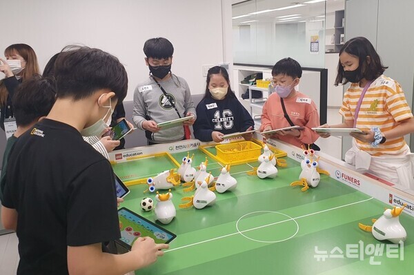 학생들이 천안AI꿈키움터에서 로봇축구 체험을 하고 있다. / 충청남도교육청 제공