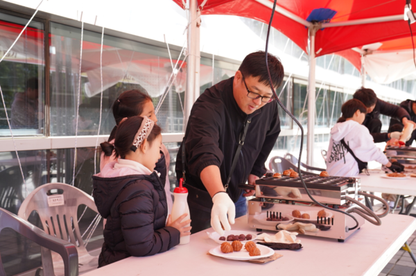 천안시는 21일 2023 빵빵데이를 개최한 가운데, 아이들이 호두과자 만들기 체험에 참여하고 있다. / 천안시청 제공