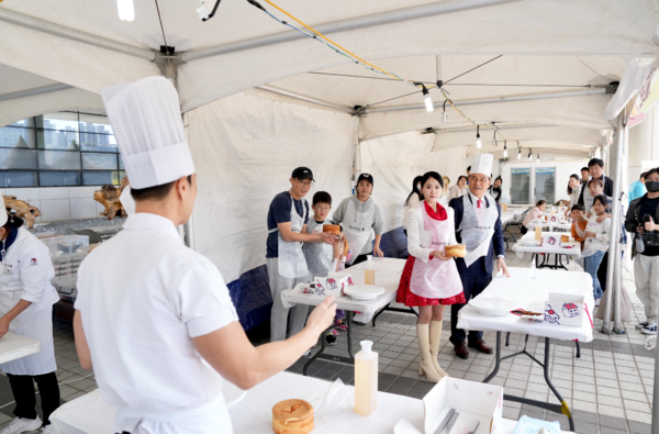 천안시는 21일 2023 빵빵데이를 개최한 가운데, 박상돈 시장과 빵빵데이 홍보대사 가수 김다현 양을 비롯한 케익 만들기 체험에 참가한 참여자들이 설명을 듣고 있다. / 천안시청 제공