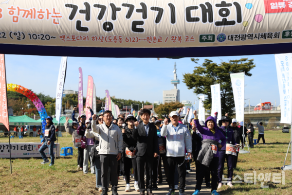 대전시체육회는 22일 엑스포다리 하상에서 ‘2023 함께하는 건강걷기 대회’를 개최했다고 밝혔다. (사진=행사 기념 촬영 / 시체육회 제공)