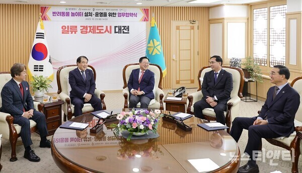 대전시가 민선 8기 공약 사항이자 100대 핵심과제로 추진 중인 반려동물 놀이터 설치‧운영을 위해 우송정보대학, CNCITY에너지, 동구청, 중구청과 업무협약을 체결했다.(사진=왼쪽부터 CNCITY에너지 황인규 회장, 우송정보대학 이달영 총장, 이장우 대전시장, 박희조 동구청장, 김광신 중구청장)