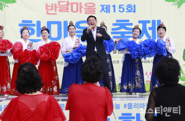 대전 서구 월평1동 행정복지센터는 제15회 반달마을 한마음 축제를 개최했다고 23일 밝혔다. (사진=서철모 구청장(가운데)이 행사 부대 공연에 참여하고 있다. / 서구 제공)