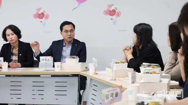 동‧서 교육격차 해소를 위해 학부모들과 소통을 이어가는 박희조 대전 동구청장이 이번에는 동구 북부권 초‧중학교 학부모들을 만났다. (사진=지난 25일 개최된 학부모 간담회 / 동구 제공)