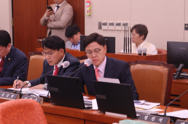 국민의힘 이명수 의원은 27일 국회 외교통일위원회 종합감사에서 글로벌 중추국가 실현을 위한 외교부의 조직·예산·시설 등 개선이 필요하다고 지적했다고 밝혔다. / 이명수 의원 제공