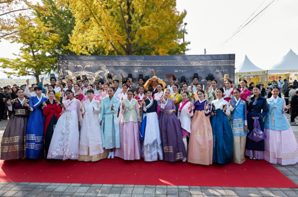 아산시는 28일 '한국의 10대 가로수길'에 빛나는 곡교천 은행나무길에서 '아트밸리 아산 제1회 시그니처 한복 패션쇼'를 개최했다고 밝혔다. / 아산시청 제공