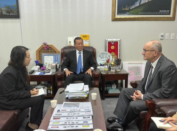 국회 한-불가리아 친선협회장을 맡고 있는 국민의힘 홍문표 의원은 30일 국회 의원회관에서 주한 불가리아대사 페트코 드라가노프(Petko Draganov) 대사의 이임 예방을 받았다고 밝혔다. / 홍문표 의원 제공