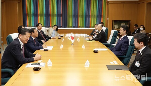 최민호 시장(왼쪽 두 번째)을 비롯한 일본 방문단이 30일 일본 치바현을 방문, 디지털 전환 정책에 관한 도시 간 교류 협력 방안을 협의하고 있다. / 세종시 제공