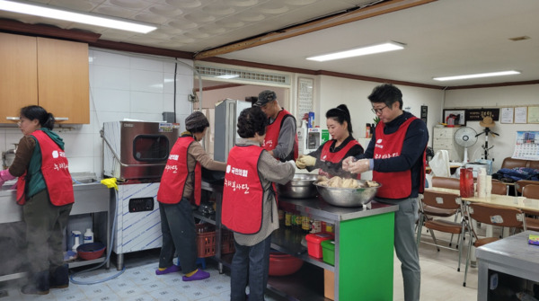 국민의힘 대전시당 누리봉사단은 31일 월평종합사회복지관을 찾아 봉사활동을 진행한 가운데, 김경태 누리봉사단장을 비롯한 단원들이 정성스럽게 닭죽을 만들고 있다. / 국민의힘 대전시당 제공