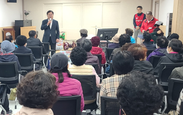 국민의힘 대전시당 누리봉사단은 31일 월평종합사회복지관을 찾아 봉사활동을 진행한 가운데, 이은권 대전시당위원장이 인사말을 하고 있다. / 국민의힘 대전시당 제공