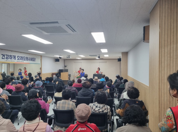 국민의힘 대전시당 누리봉사단은 31일 월평종합사회복지관을 찾아 봉사활동을 진행한 가운데, 낮시간 시설을 방문하신 어르신들과 함께 대한가수협회 대전시지회 소속 가수들이 흥겹고 정겨운 시간을 보내고 있다. / 국민의힘 대전시당 제공