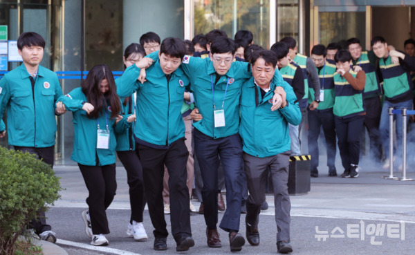 대전 동구는 2일 동부소방서, 한국철도공사, 국가철도공단 등 13개 관계 기관과 성모병원, 선병원, 동부소방서 의용소방대 등 총 300여 명이 참여한 ‘2023년 재난대응 안전한국훈련’을 실시했다. (사진=훈련 현장 / 동구 제공)