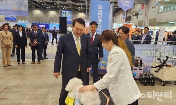 ‘토리아빠’ 윤석열 대통령이  한국펫산업연합회 이기재 회장(오른쪽)의 안내를 받으며 애견미용 대회장을 둘러보고 있다. / 뉴스티앤티 김종숙 기자