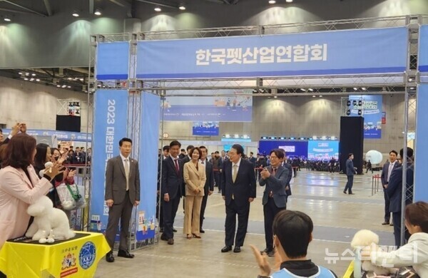 ‘토리아빠’ 윤석열 대통령이 3일 일산 킨텍스 제2전시장에서 열린 ‘2023 소상공인경진대회 애견미용 콘테스트’ 행사장을 방문한 가운데 대회 참가자들에게 인사하고 있다. / 뉴스티앤티 김종숙 기자
