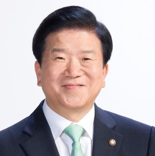 박병석 전 국회의장이 6일 국회의원 회관에서 기자회견을 열고 22대 총선 불출마를 선언했다.