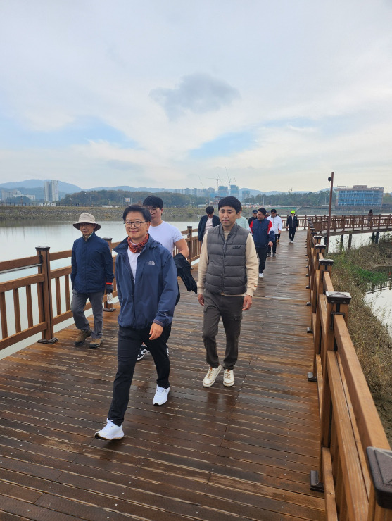 국민의힘 천안을 당원협의회는 지난 5일 오전 11시부터 소속 당원 200여 명이 힐링로드 성성호수공원 둘레길 걷기대회를 진행한 가운데, 이정만 위원장이 힐링로드 성성호수공원 둘레길 걷기대회에 참가한 당원들과 걷고 있다. / 국민의힘 천안을 당원협의회 제공