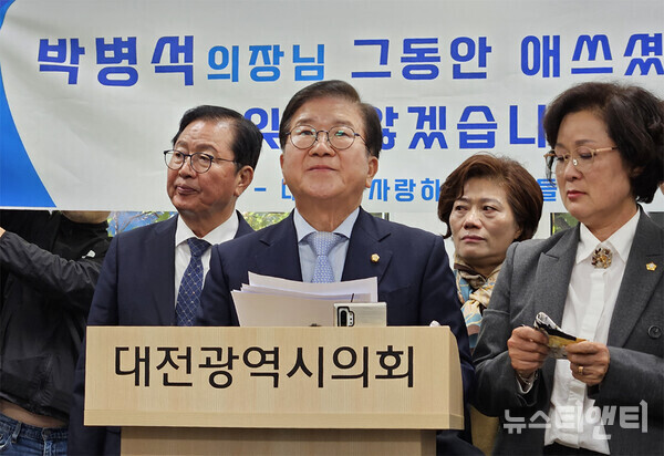 21대 전반기 국회의장을 지낸 더불어민주당 박병석(6선, 서구갑) 국회의원이 6일 내년 총선 불출마를 공식화했다. (사진=박병석 국회의원이 6일 대전시의회 기자실에서 22대 총선 불출마 입장을 밝히고 있다. / 뉴스티앤티)