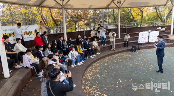 대전 대덕구는 쌍청근린공원에서 아동의 권리 보장을 위한 ‘2023 어린이위원회’를 개최했다고 밝혔다. (사진=행사에 참석한 최충규 구청장(오른쪽)이 아이들과 소통하고 있다. / 대덕구 제공)