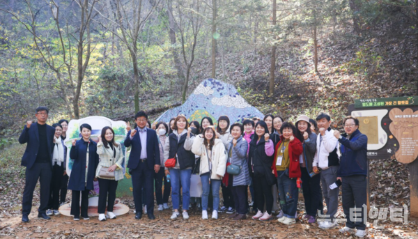 대전 대덕구는 8일 보육 교직원들의 노고를 격려하고 감사를 표현하고자 ‘2023년 보육인 한마음대회’를 개최했다고 밝혔다. (사진=행사 기념 촬영 / 대덕구 제공)