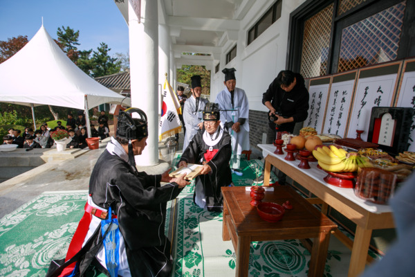 서산문화재단은 지난 9일 오전 11시부터 서산시 지곡면 안견기념관에서 현동자 안견 선생의 예술혼을 기리고 추모하기 위한 '2023년 현동자 안견 선생 추모제'를 개최했다고 밝혔다. / 서산문화재단 제공
