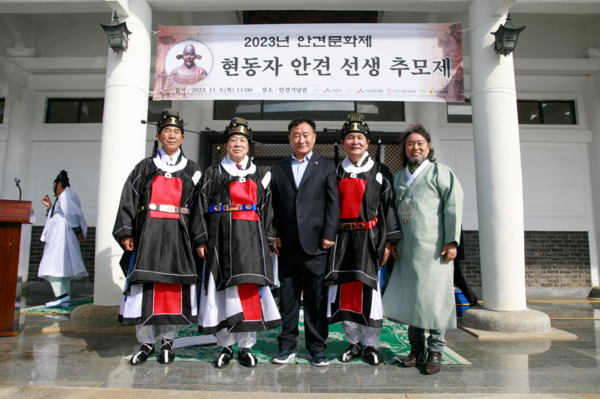 서산문화재단은 지난 9일 오전 11시부터 서산시 지곡면 안견기념관에서 현동자 안견 선생의 예술혼을 기리고 추모하기 위한 '2023년 현동자 안견 선생 추모제'를 개최했다고 밝혔다(사진 왼쪽부터 종헌관 안각순 순흥안씨 서산종친회 회장, 아헌관 김원균 서산시상생발전위원회 위원장, 강문수 서산시의원, 초헌관 임진번 서산문화재단 대표이사, 박수복 안견기념사업회 이사장). / 서산문화재단 제공