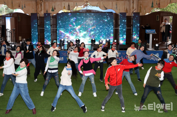대전 유성구가 지난 11일 유림공원에서 개최한 평생학습 축제 '7일간의 학습여행' 현장. / 유성구 제공