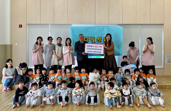 대전 서구 갈마1동 행정복지센터는 다빛하나어린이집 원생들로부터 이웃돕기 성금을 기탁받았다고 13일 밝혔다. / 대전 서구 제공