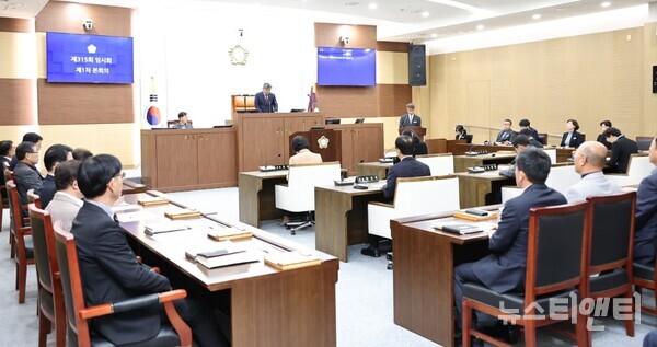 서천군의회가 지난 13일 본회의를 열고 제315회 임시회 일정에 돌입한 가운데, 김경제 의장이 개회사를 하고 있다.