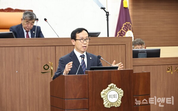 서천군의회 한경석 의원이 13일 열린 제315회 임시회에서 5분자유발언을 하고 있다. 