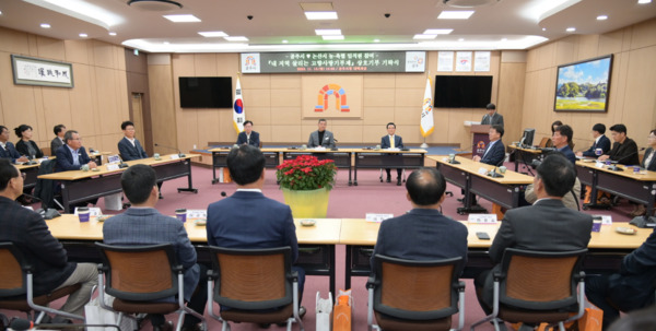 공주시는 지난 13일 시청 대백제실에서 최원철 시장과 백성현 논산시장·이종욱 농협 충남세종본부장·안종진 농협 공주시지부장·김동진 농협 논산시지부장을 비롯해 지역 조합장 등 임직원 40여명이 참여한 가운데 고향사랑기부제 상호기부 기탁식을 개최했다고 밝혔다. / 공주시청 제공