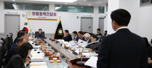 서산시의회는 15일 의회 간담회장에서 11월 의원정책간담회를 개최했다고 밝혔다. / 서산시의회 제공