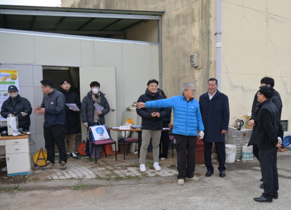최원철 공주시장이 지난 14일 2023년산 공공비축미 매입 현장을 찾아 농업인과 관계자들을 격려하고 있다. / 공주시청 제공